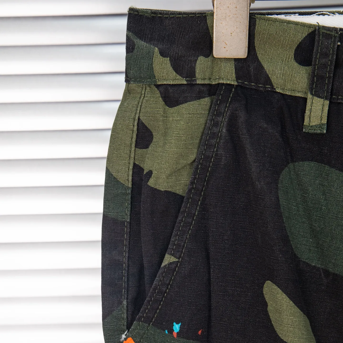 P250 Chrome Hearts Gallery 2025 new camouflage stitching multi-pocket couple bootcut jeans are a hot trend this season and are sought after by countless celebrities and fashionistas. The neat details of the cutting process add color to the playful fashion! The neat and meticulous design, and the well-fitting structure is unique. The upper body not only has outstanding recognition, but also looks younger and younger. A style with the ultimate wearing meaning and performance, gorgeous color matching, and the craftsmanship of this style is also extremely extraordinary. After the finished product is washed, it is disassembled and hand-made with sheepskin cross leather and then spliced ​​together to complete. The whole piece has too many craftsmanship to describe. It is decorated with patchwork cross flowers and high-waisted washed jeans! ! Absolutely high-end luxury product, a god-level single product, a super popular product, made by top heavy industry, a magic weapon that cannot be missed to hit the streets. Style number: 1846 Size: 28 30 32 34 36 Color: camouflage